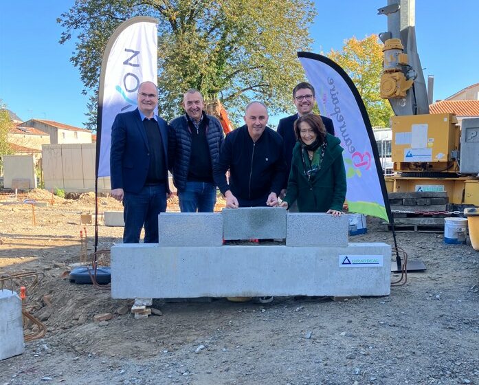 Pose de première pierre de la supérette-boucherie-charcuterie de Beaurepaire par Metropolys