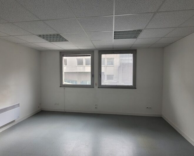 816/85 – A LOUER Bureaux 80m² – 1er étage PMR – Quartier des Halles –